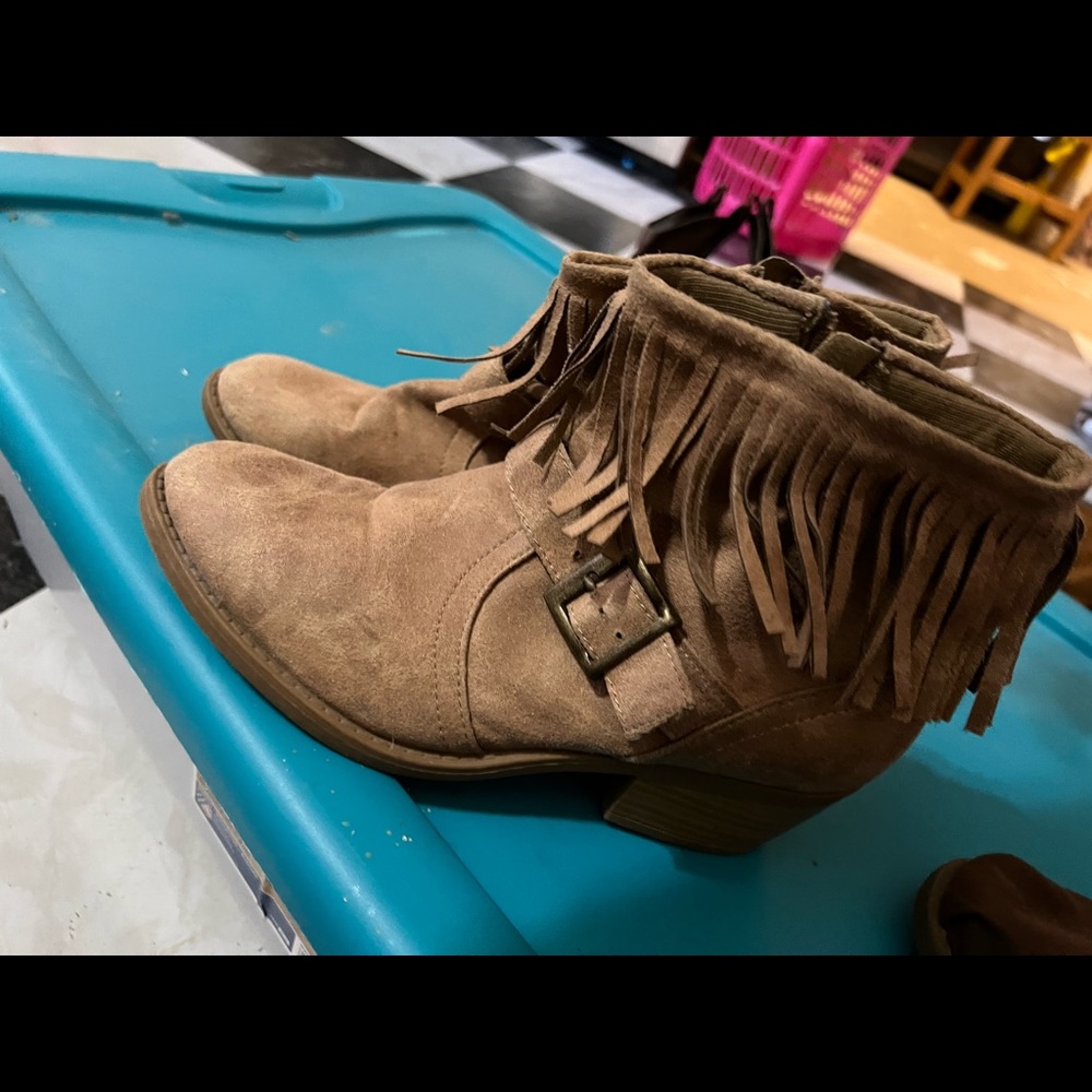 Size 9 womens ankle booties fringe tops
